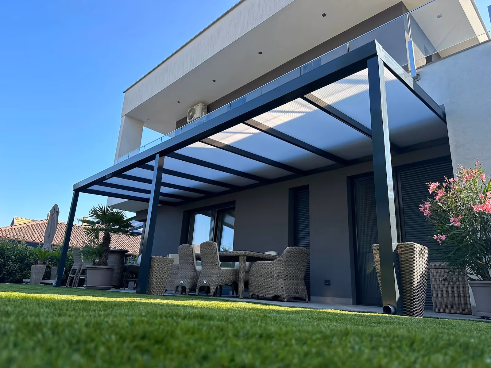 Moderná hliníková pergola na mieru v Galante