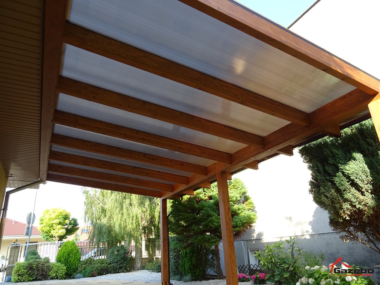 Drevená pergola v záhrade