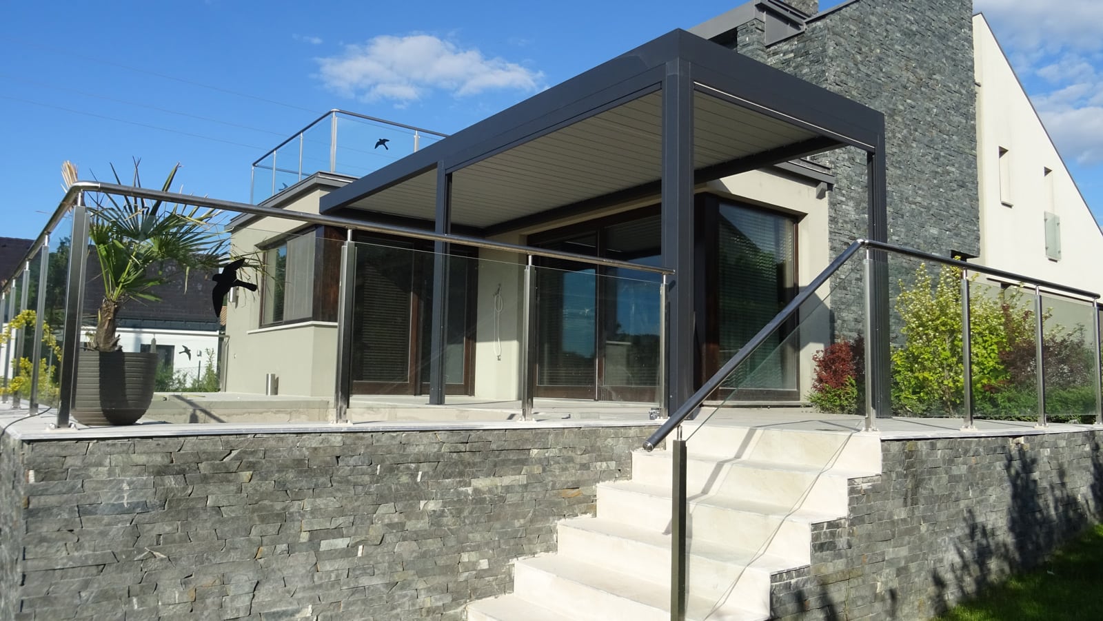 Hliníková bioklimatická pergola s bočným tienením