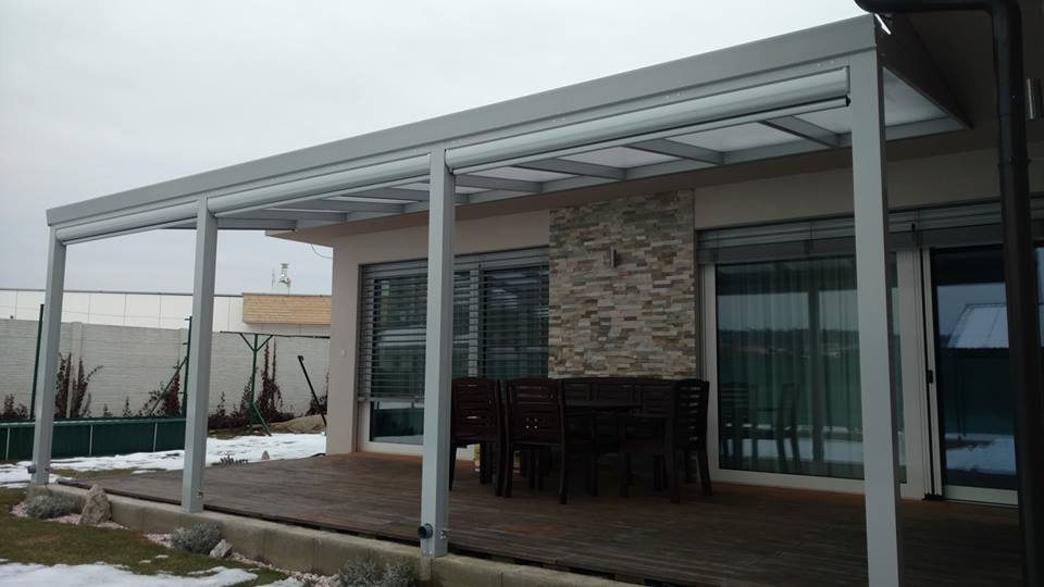Altánok a pergola pred sezónou