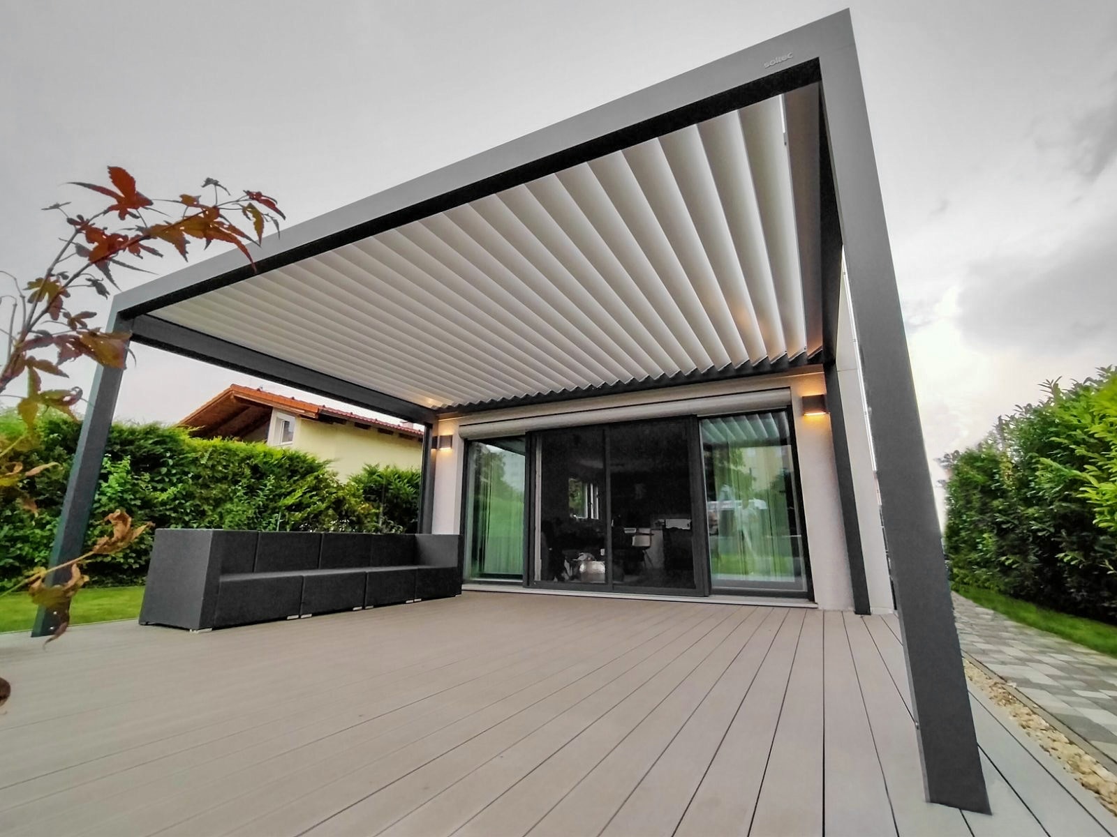 Bioklimatická pergola s naklápacími lamelami
