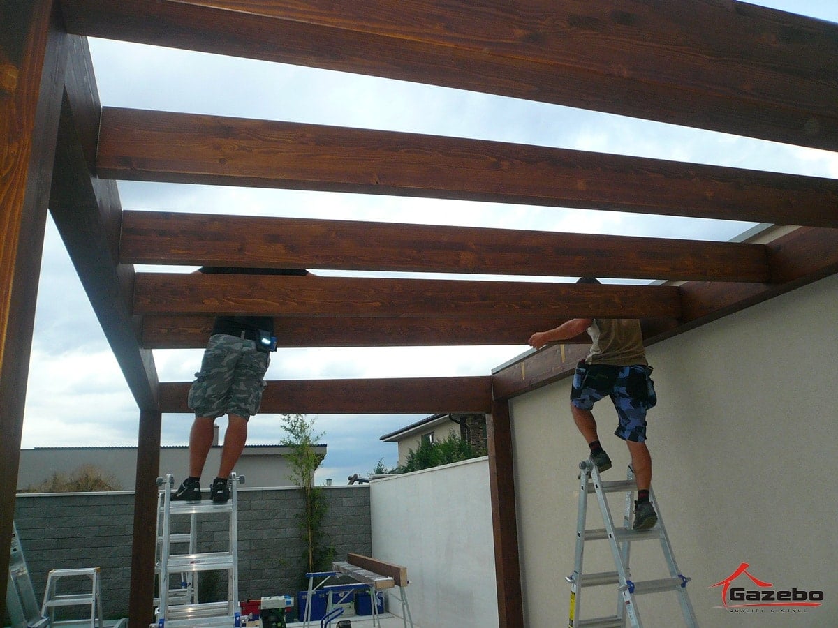 A Milano fa pergola fecskefark-csapja