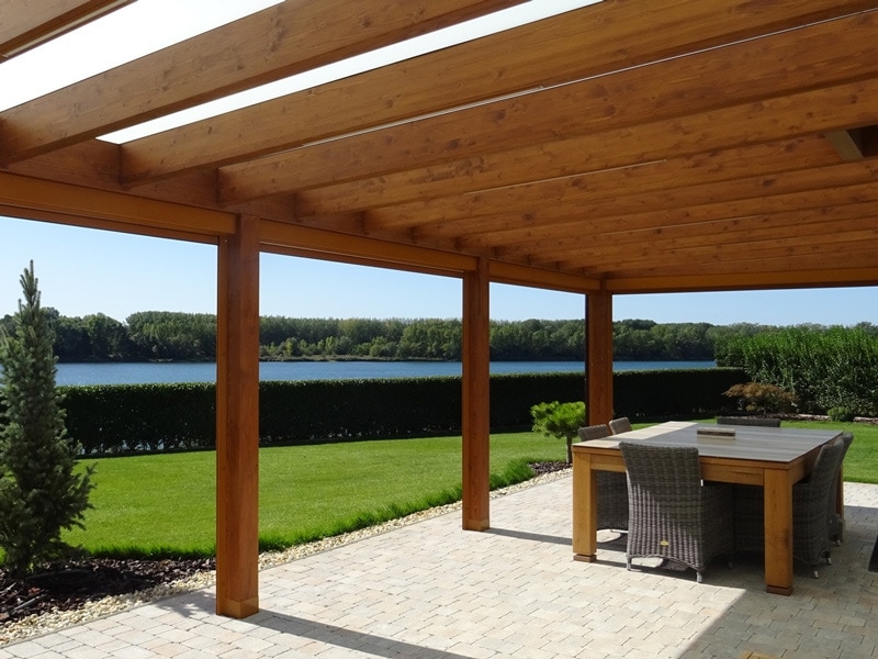 Drevená pergola v záhrade
