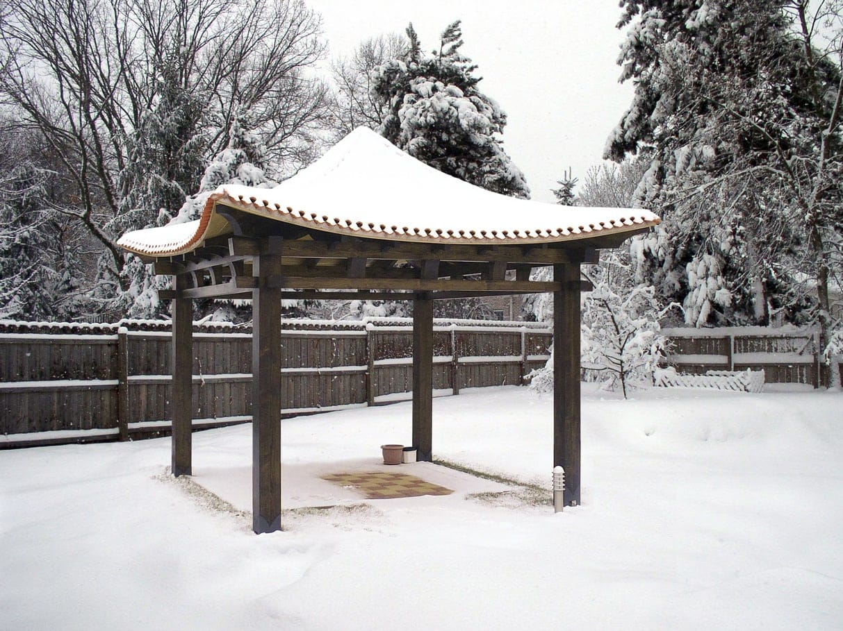 Altánok a pergola pred sezónou