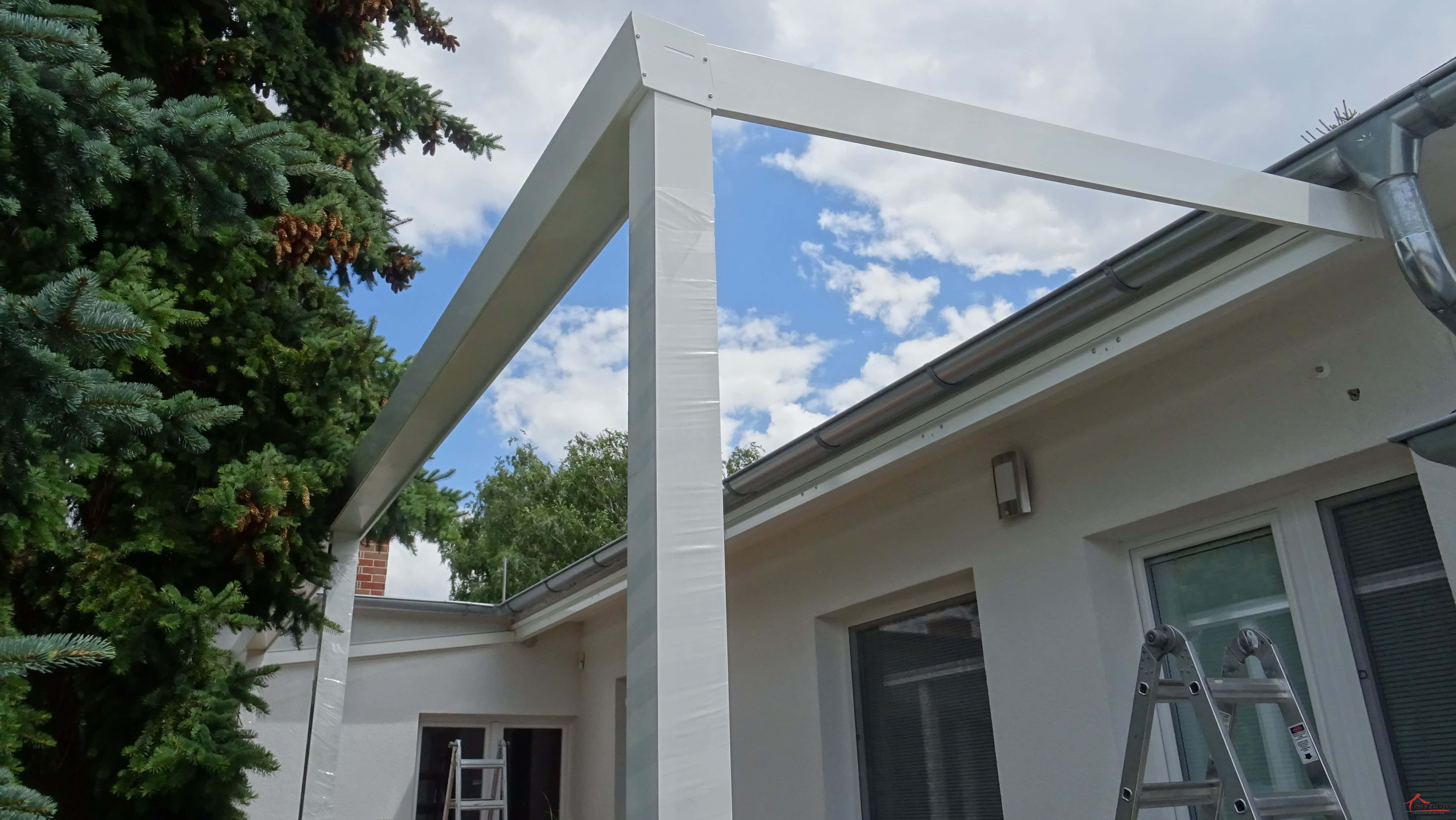Biela hliníková pergola pri prestavbe prístrešku