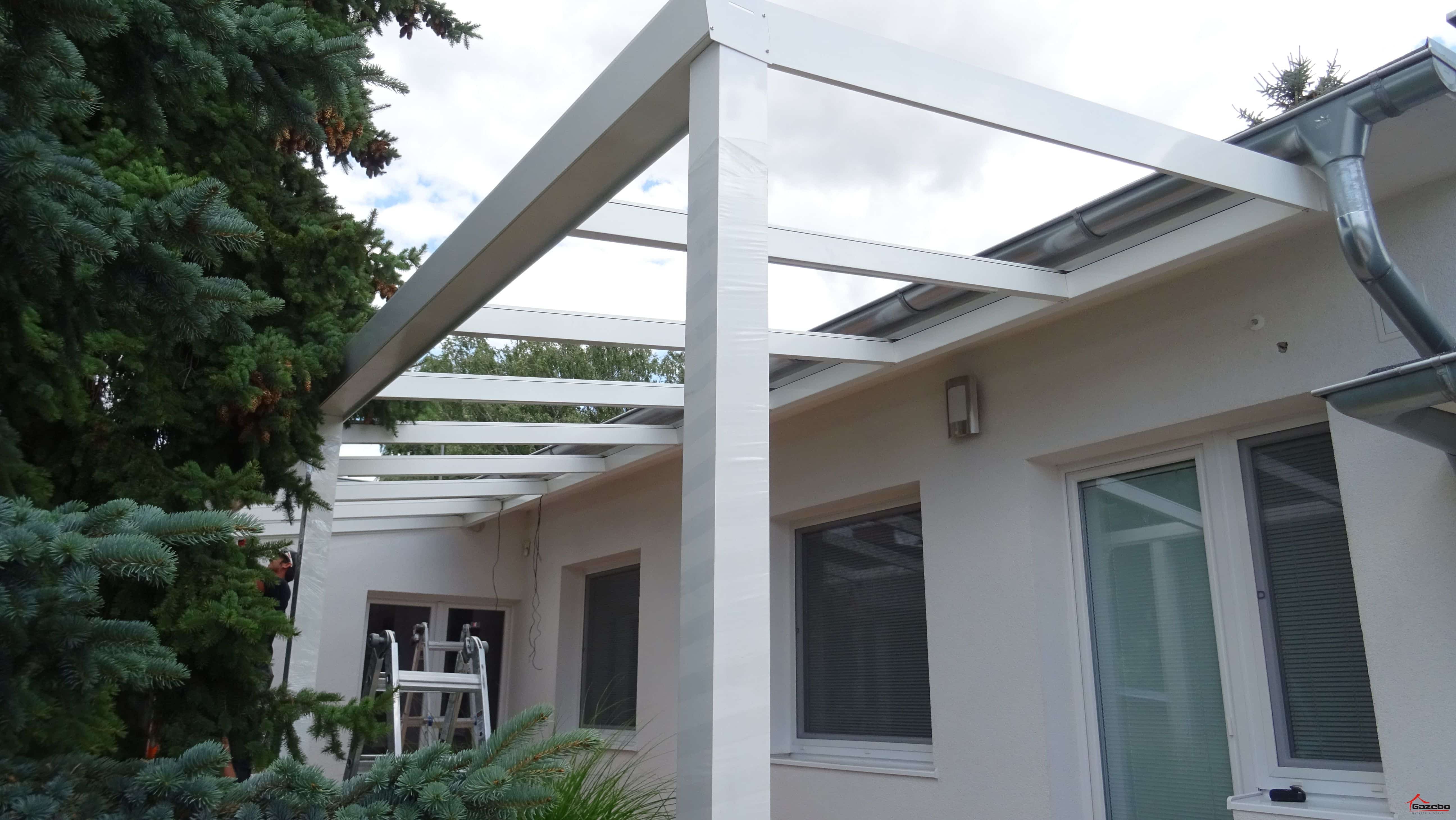 Biela hliníková pergola pri prestavbe prístrešku
