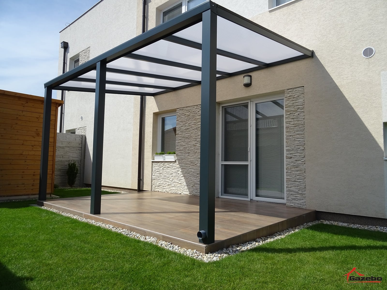 Biela hliníková pergola Basic Class s polykarbonátovou strechou