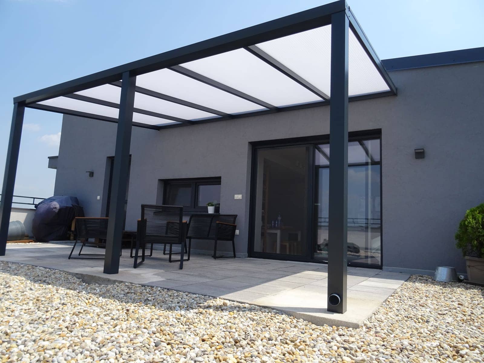 Moderná hliníková pergola Basic Class pri dome