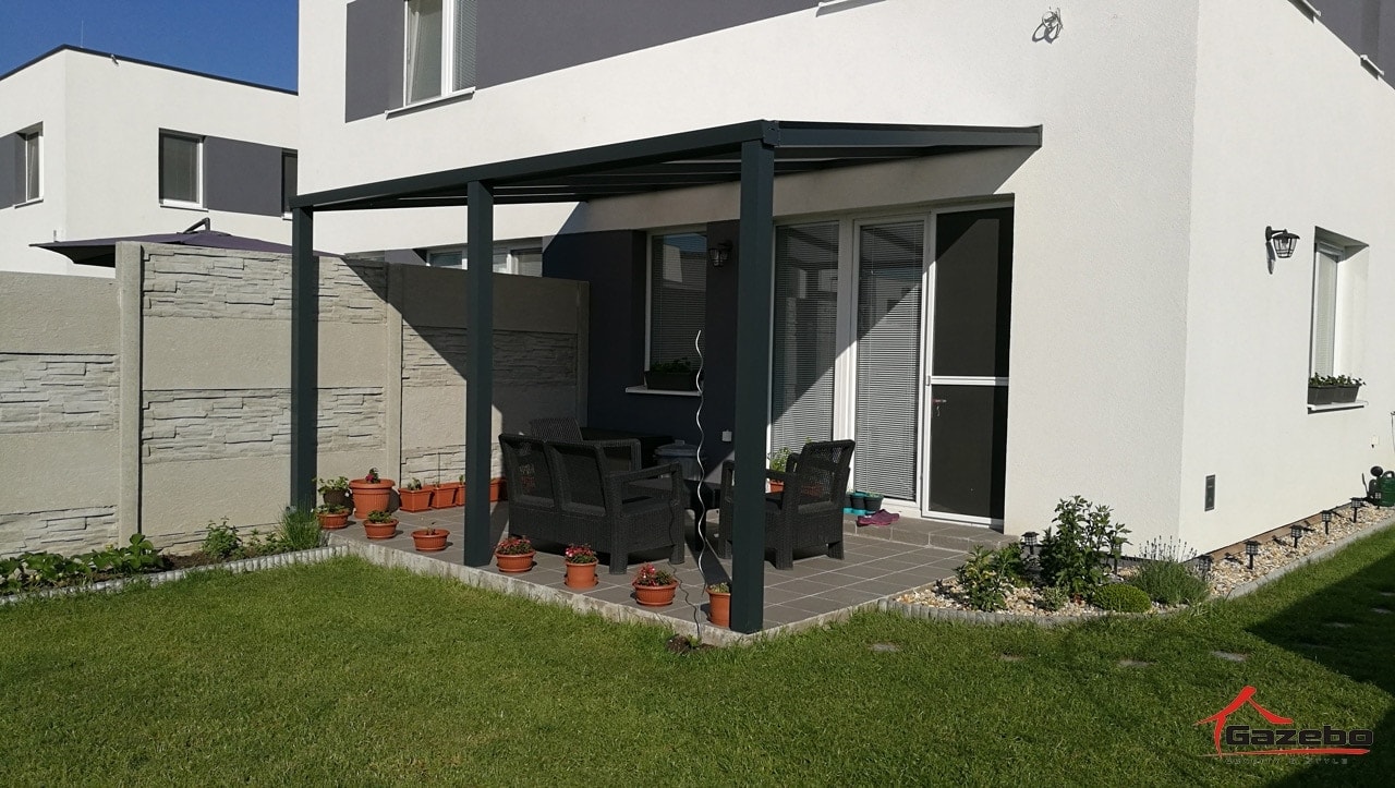 Hliníková pergola Basic Class na terase rodinného domu