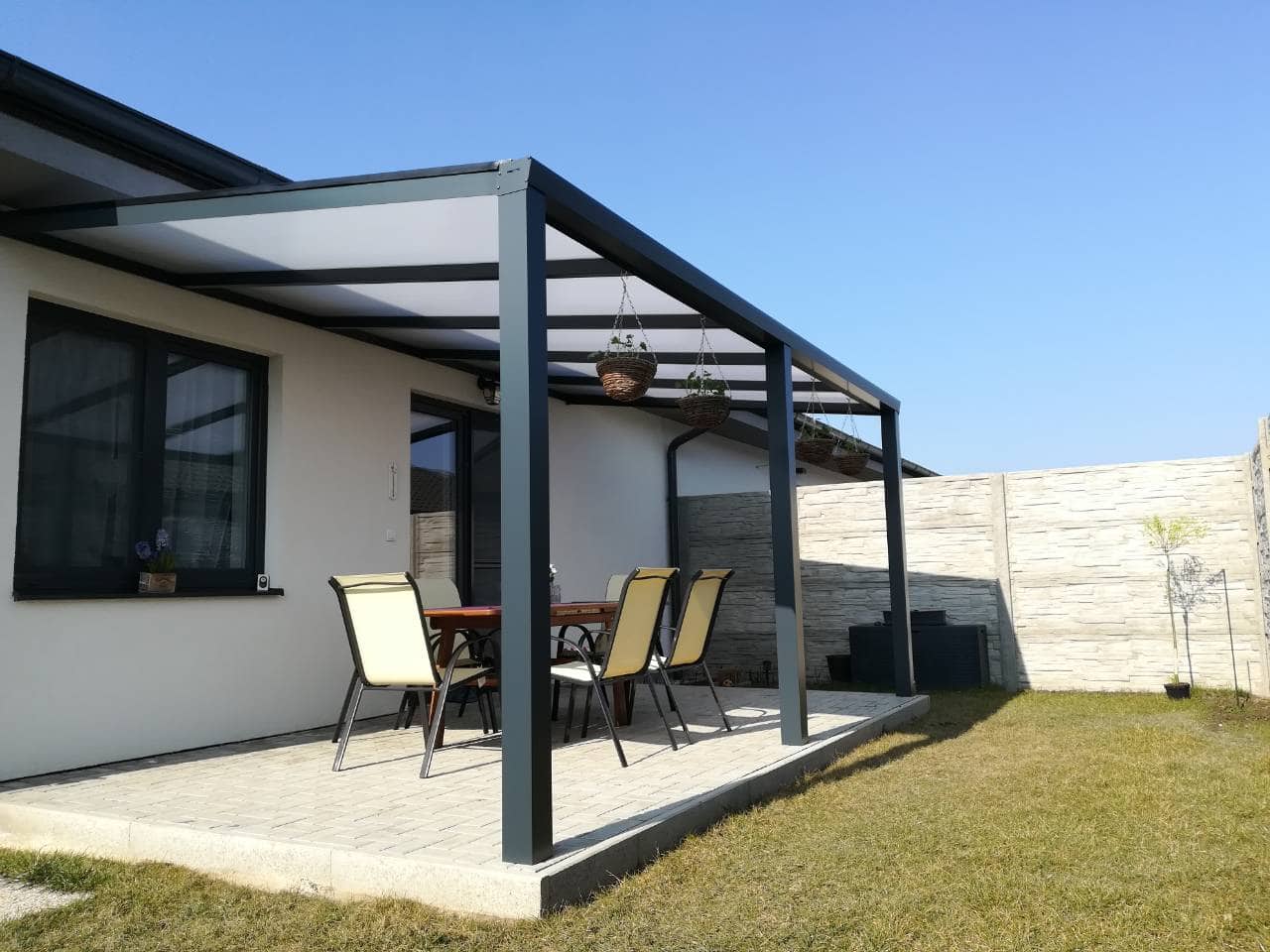 Biela hliníková pergola Basic Class v záhrade