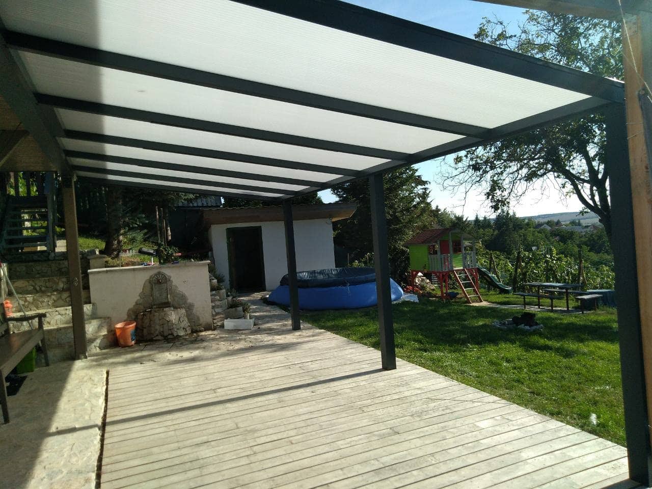 Hliníková pergola Basic Class pri rodinnom dome