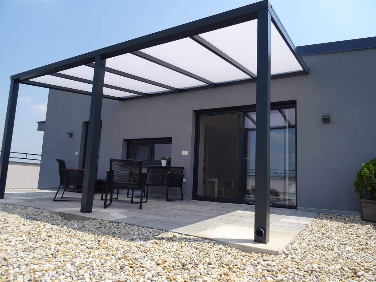 Hliníková pergola Basic Class pri novostavbe