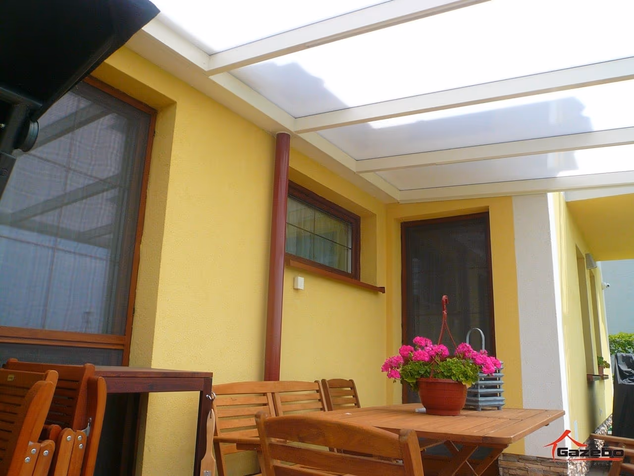 Hliníková pergola na mieru pri modernom rodinnom dome v Trenčíne