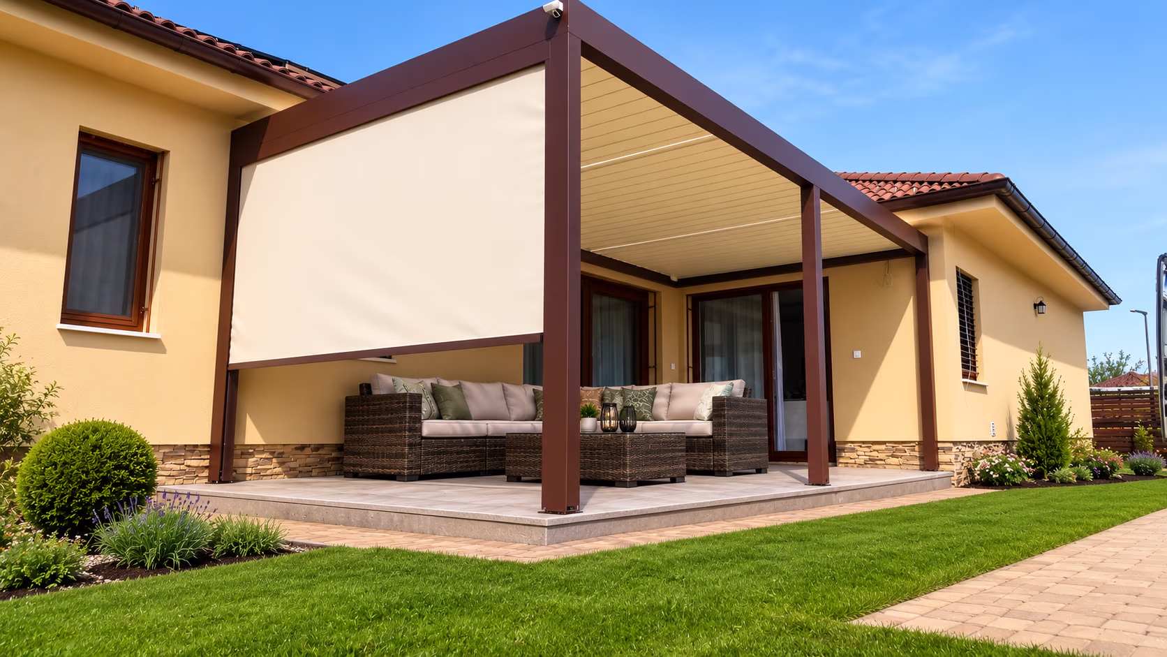 Hnedá bioklimatická pergola so zatvorenými lamelami nad terasou pri dome
