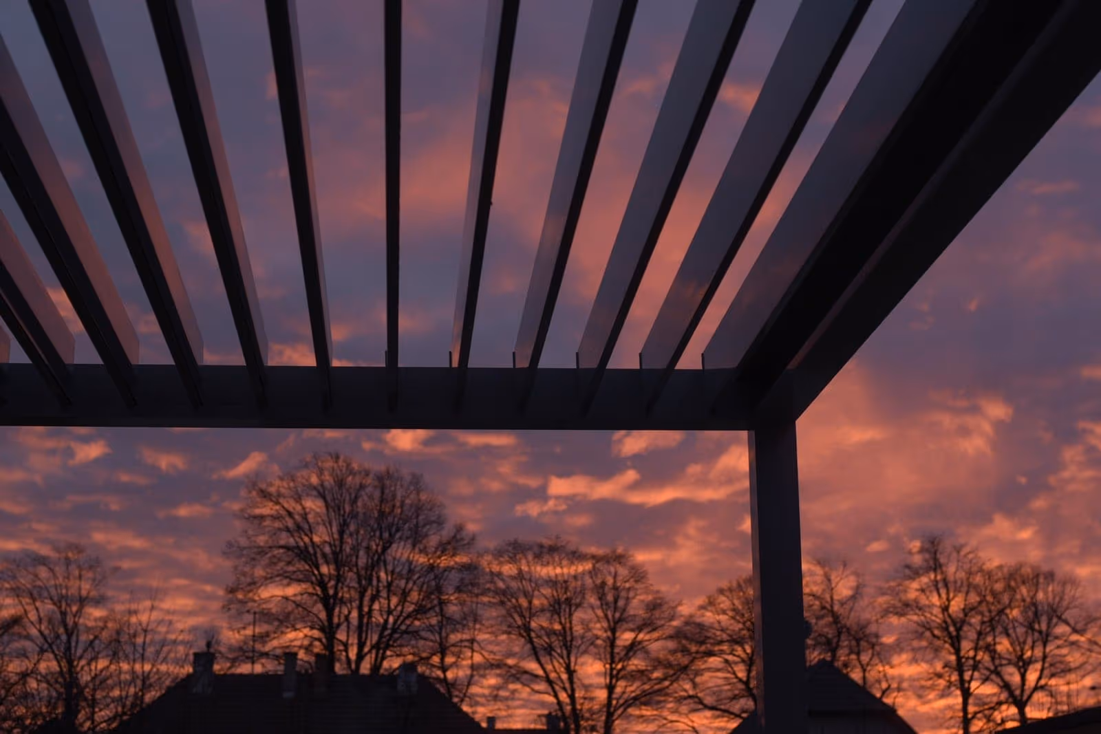 Bioklimatická pergola s natáčacími lamelami pri západe slnka