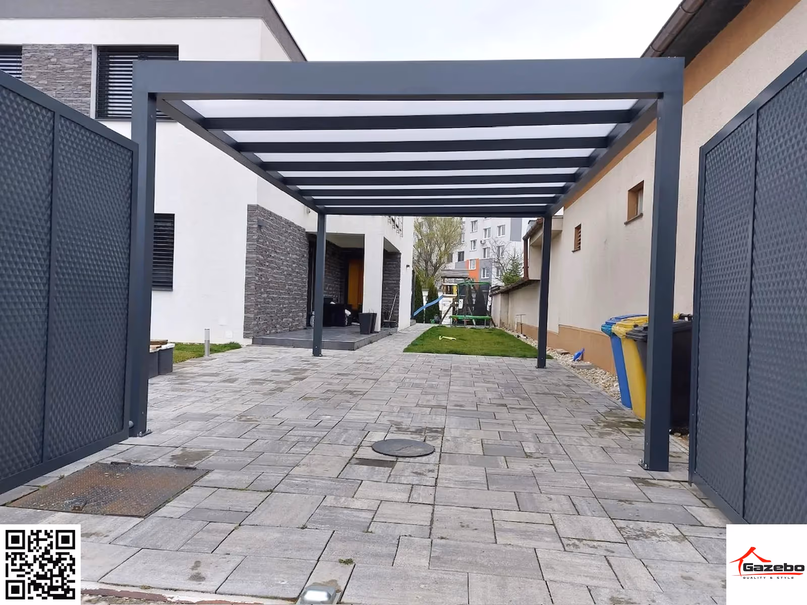 Hliníkový prístrešok pre auto pri vjazde medzi bránami rodinného domu