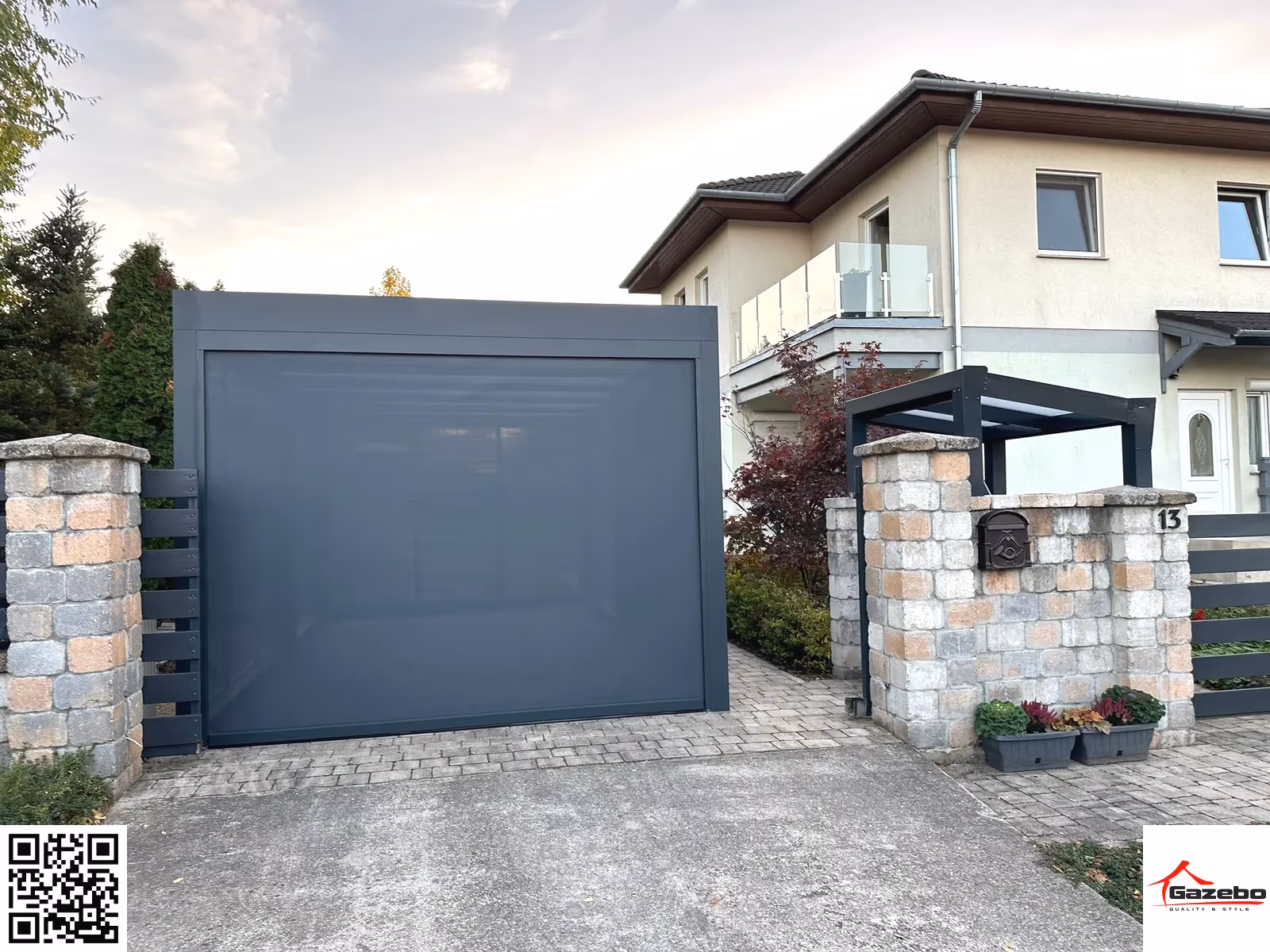 Hliníkový carport pre dve autá v záhrade rodinného domu