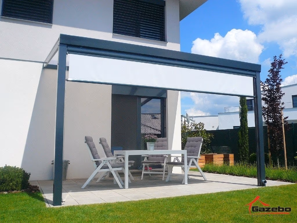 Hliníková pergola Economic Class pri modernom bielom dome