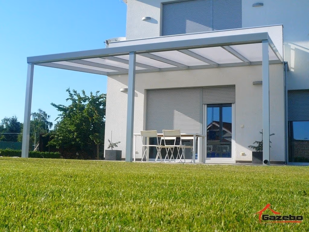 Hliníková pergola Economic Class pri dome s balkónom