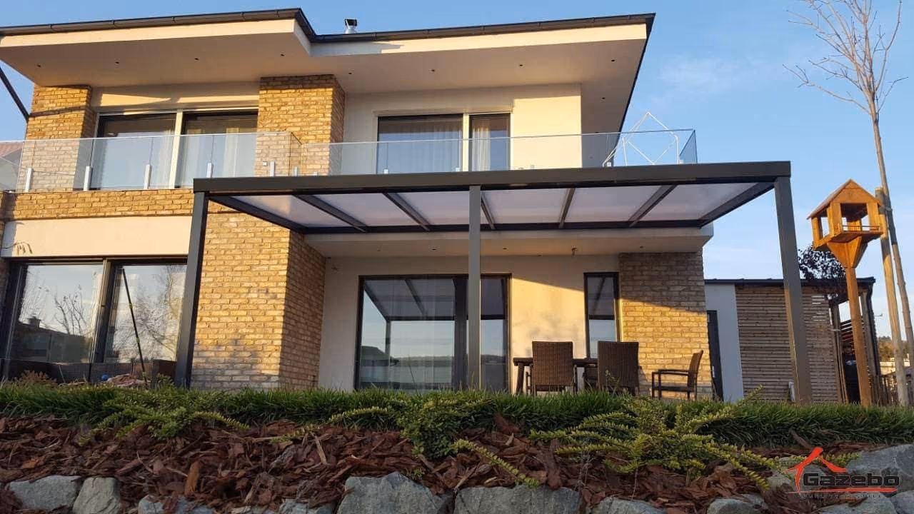 Hliníková pergola Economic Class pri tehlovom rodinnom dome