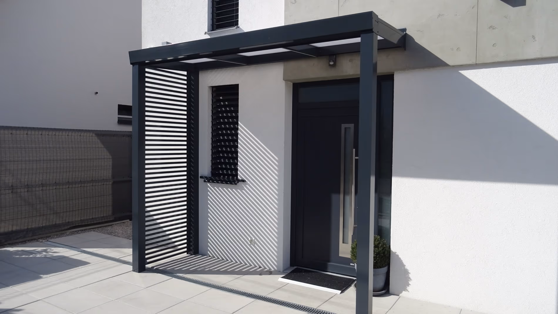 Hliníková pergola Economic Class s odpočinkovým sedením a kvetináčmi