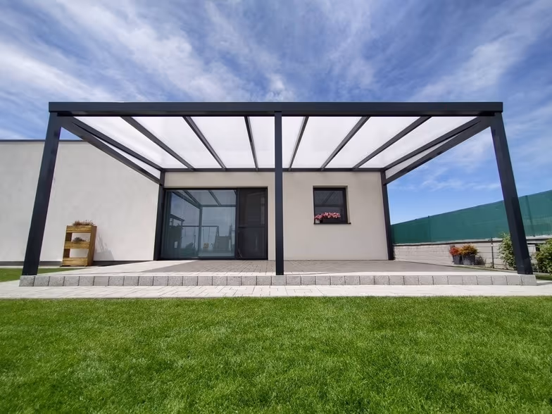 Hliníková pergola Economic Class nad terasou s levanduľovým záhonom