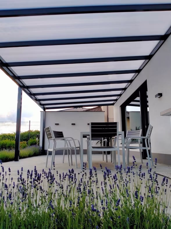 Hliníková pergola Economic Class v tvare oblúka pri krémovom dome