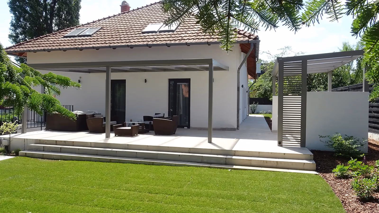 Hliníková pergola Economic Class s pohodlným sedením na drevenej terase