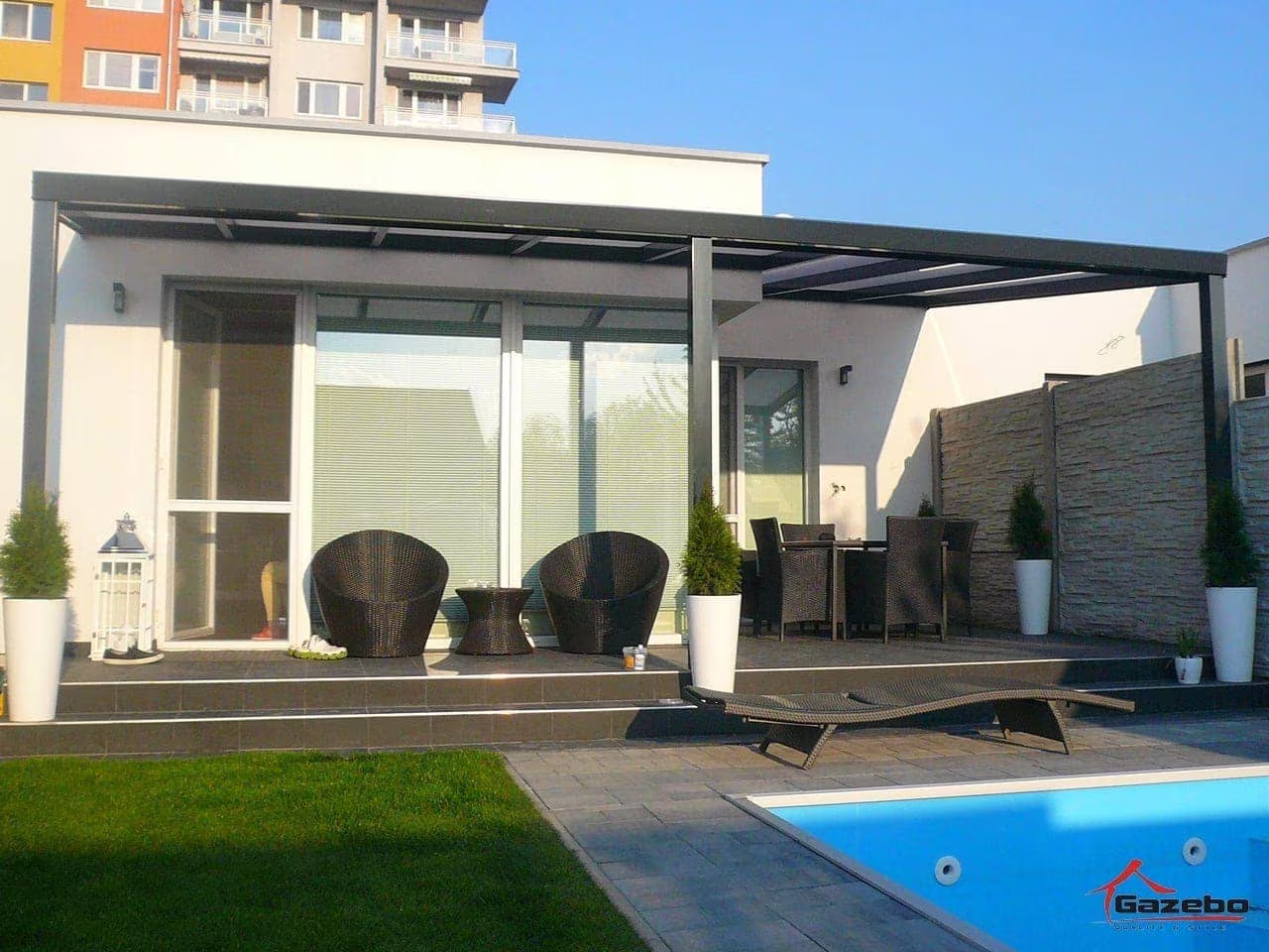 Antracitová hliníková pergola Economic Class nad terasou pri bazéne s ratanovým sedením