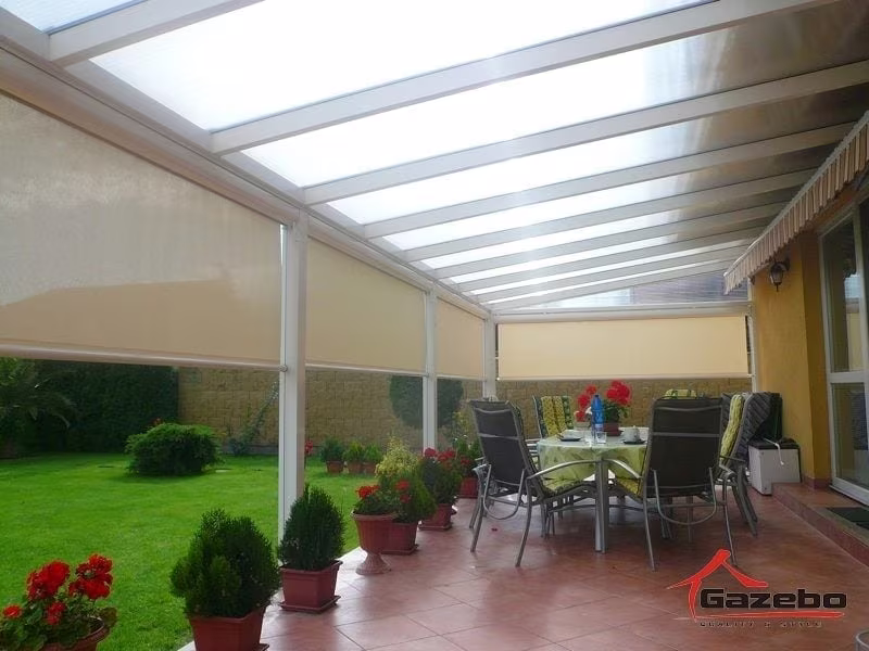 Biela hliníková pergola Economic Class nad terasou s jedálenským sedením v záhrade