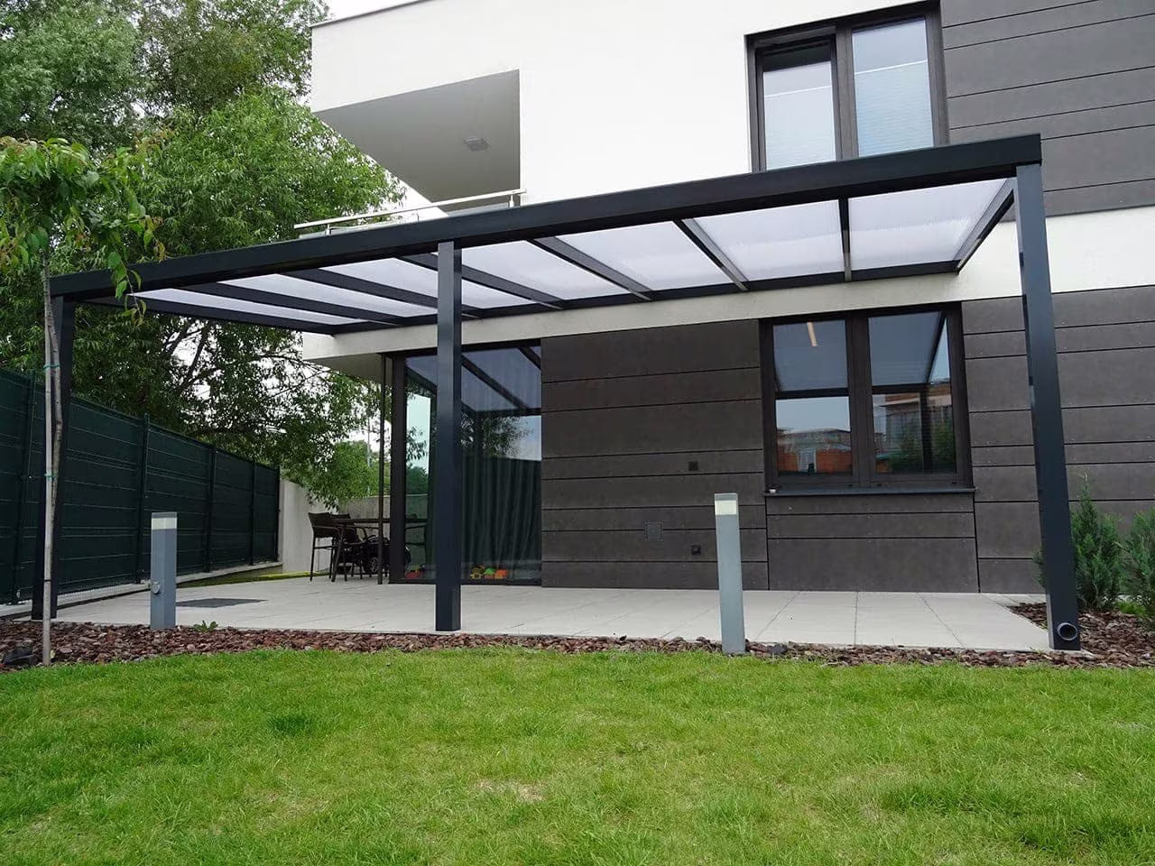 Antracitová hliníková pergola Economic Class pri modernom dome s trávnikom