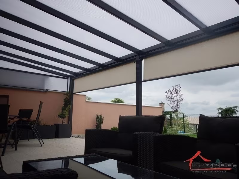 Antracitová hliníková pergola Economic Class nad terasou s ratanovým lounge sedením