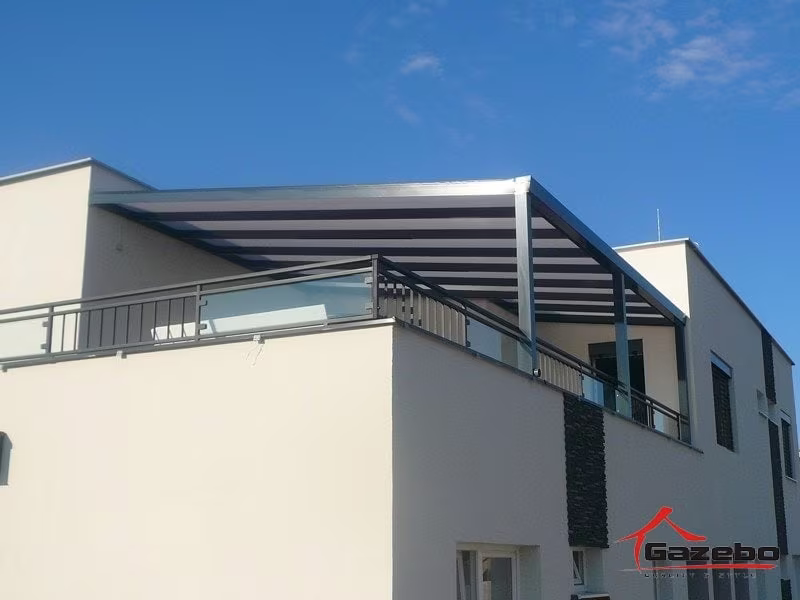Antracitová hliníková pergola Economic Class na strešnej terase moderného domu s plochou strechou