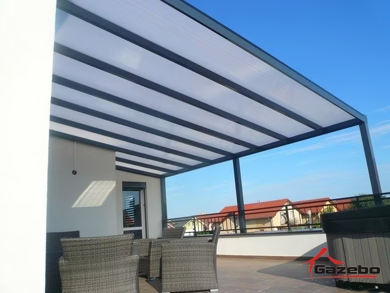 Antracitová hliníková pergola Economic Class na strešnej terase s ratanovým sedením