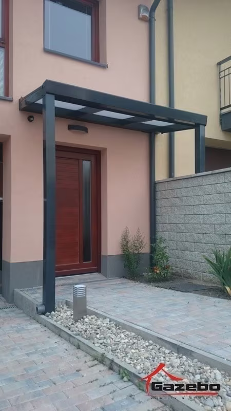 Antracitová hliníková pergola Economic Class ako prístrešok nad vchodom ružového domu