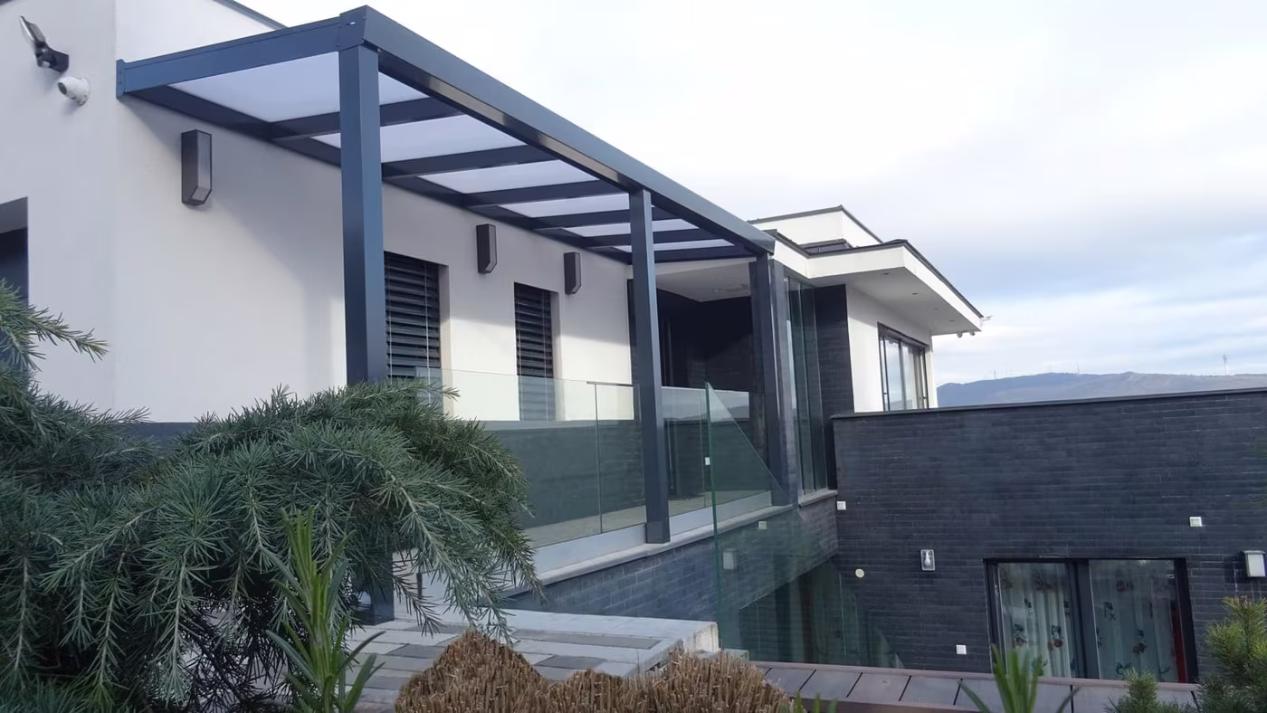 Antracitová hliníková pergola Economic Class pri modernom sivom dome so skleneným zábradlím