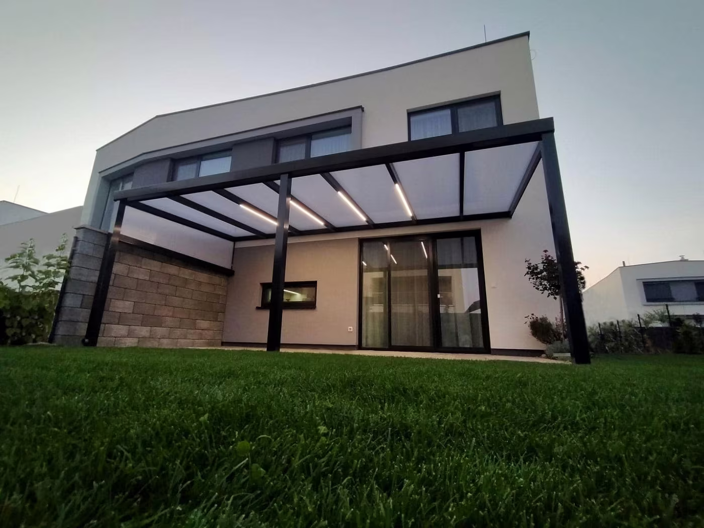 Antracitová hliníková pergola Economic Class pri modernom dome za súmraku