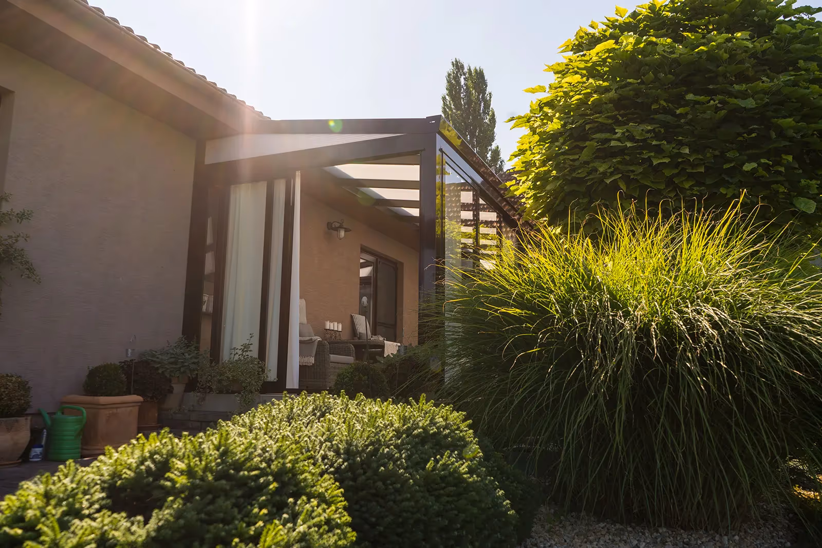 Presklená zimná záhrada Economic Garden s výhľadom do záhrady
