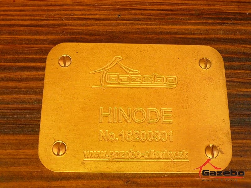 Drevený altánok Hinode ako dominanta záhrady rodinného domu