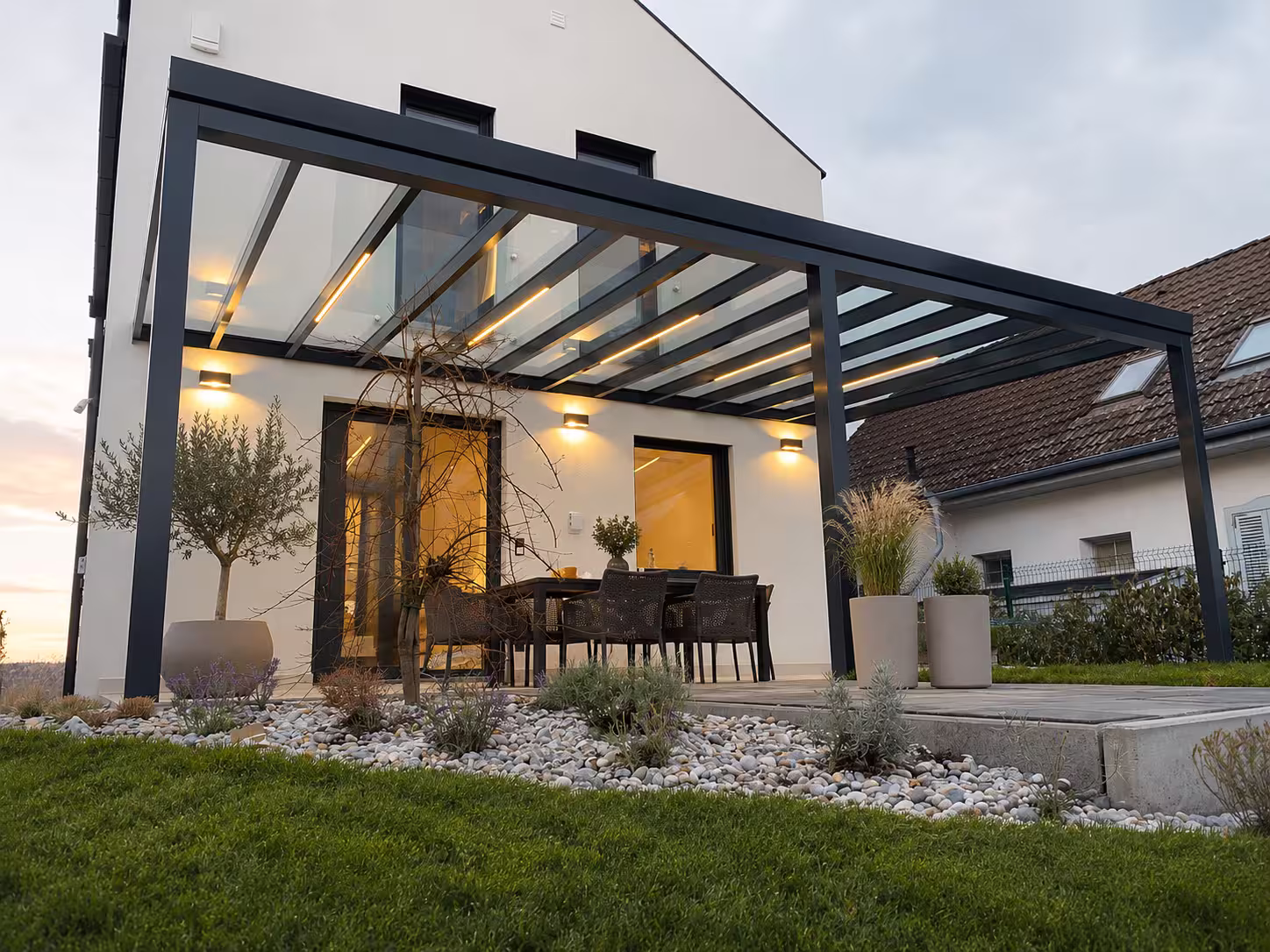 Antracitová hliníková pergola Top Class s LED osvetlením a jedálenským posedením pri bielom dome