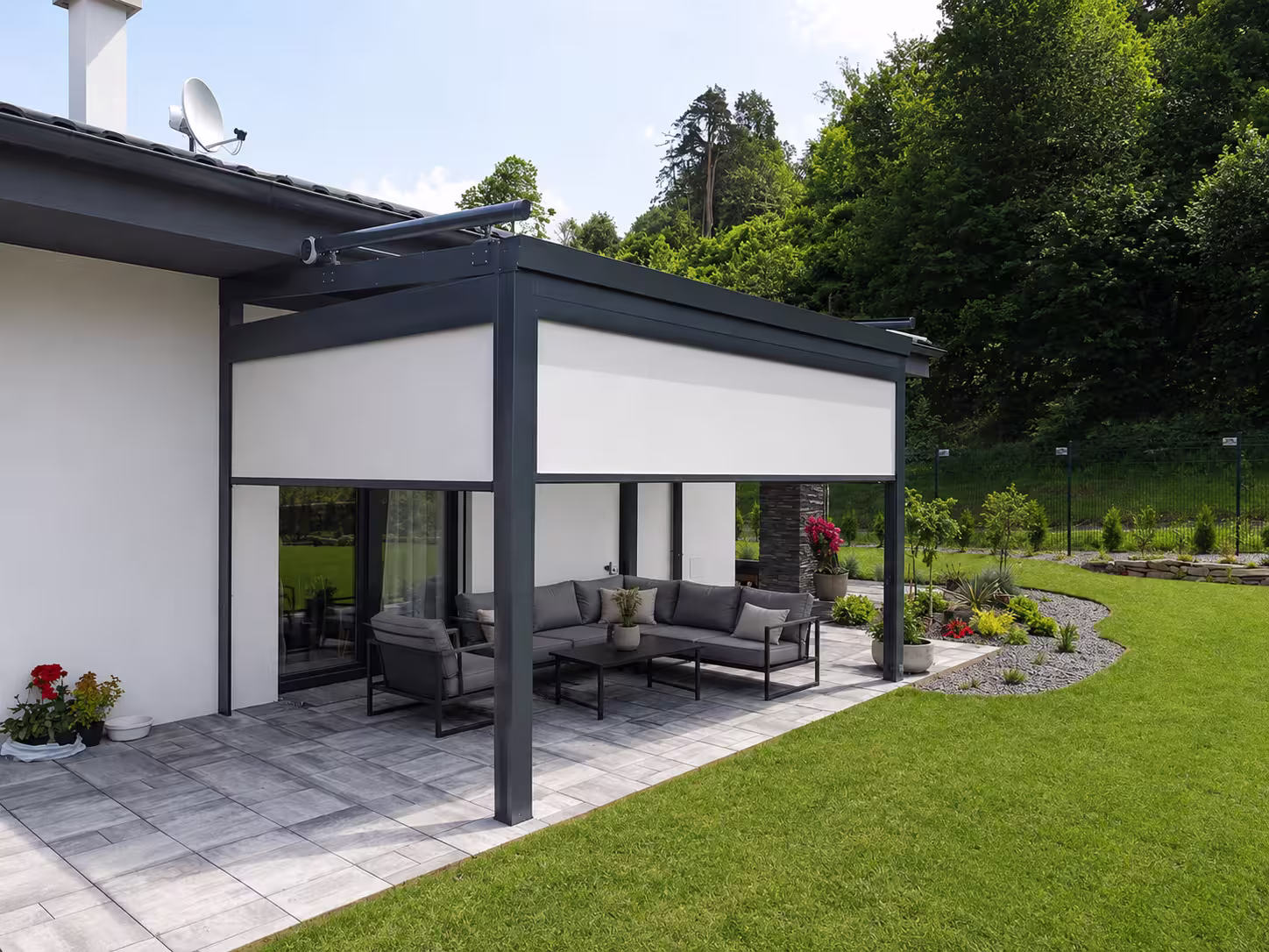Pergola Top Class s rolovacími clonami a posedením na terase