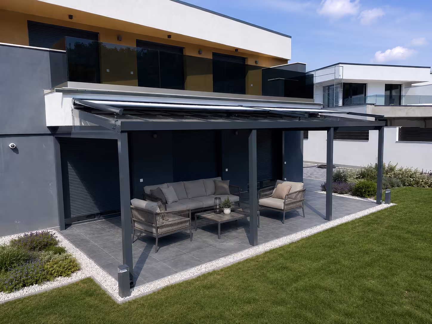 Pergola Top Class so strešným tienením na modernej terase