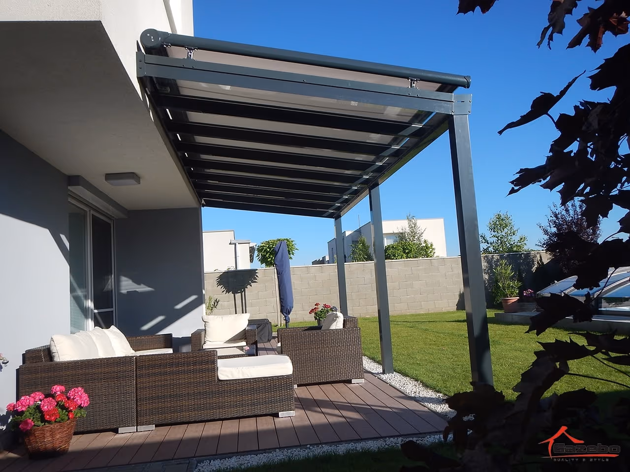 Zariadená hliníková pergola Top Class s ratanovým sedením na terase