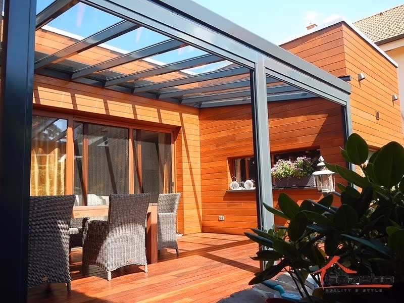 Hliníková pergola Top Class pri drevenom obklade domu