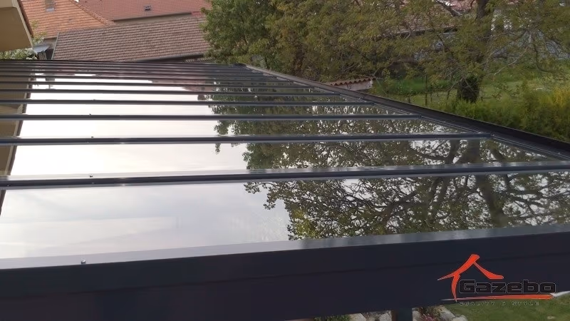 Hliníková pergola Top Class s výhľadom do záhrady pri bazéne