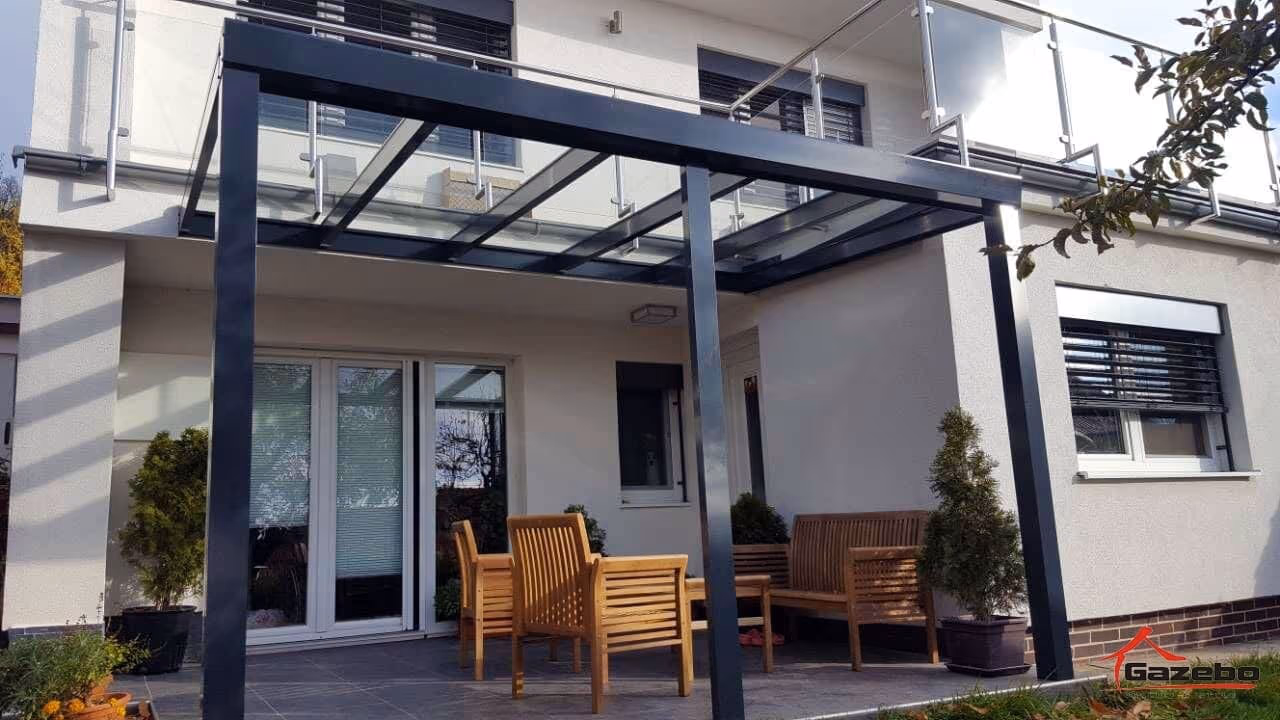 Hliníková pergola Top Class s výhľadom na kopce