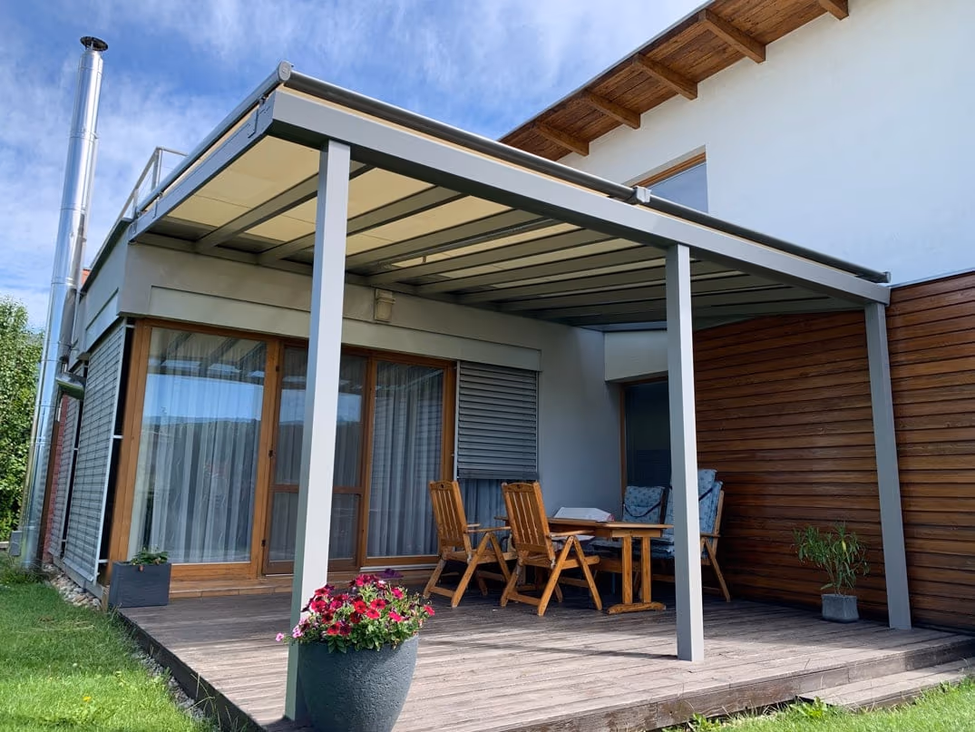 Hliníková pergola Top Class so sklenenou zábradlím na terase
