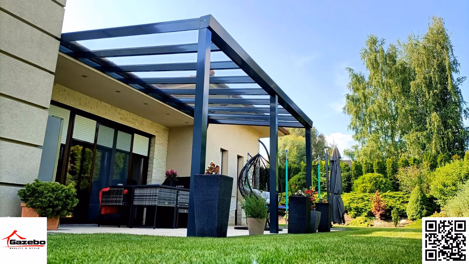 Hliníková pergola Top Class realizovaná pri rodinnom dome so záhradou
