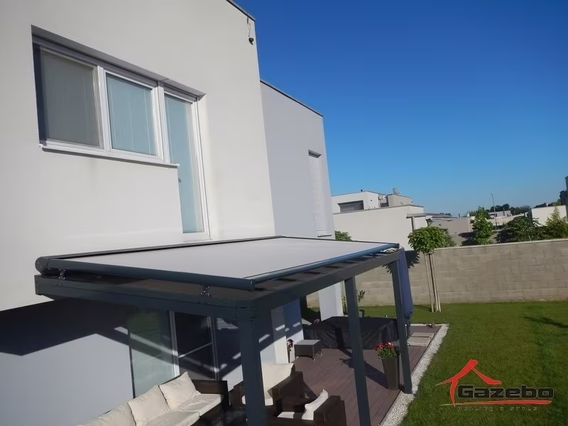 Antracitová hliníková pergola Top Class s čelným tienením na terase pri modernom bielom dome
