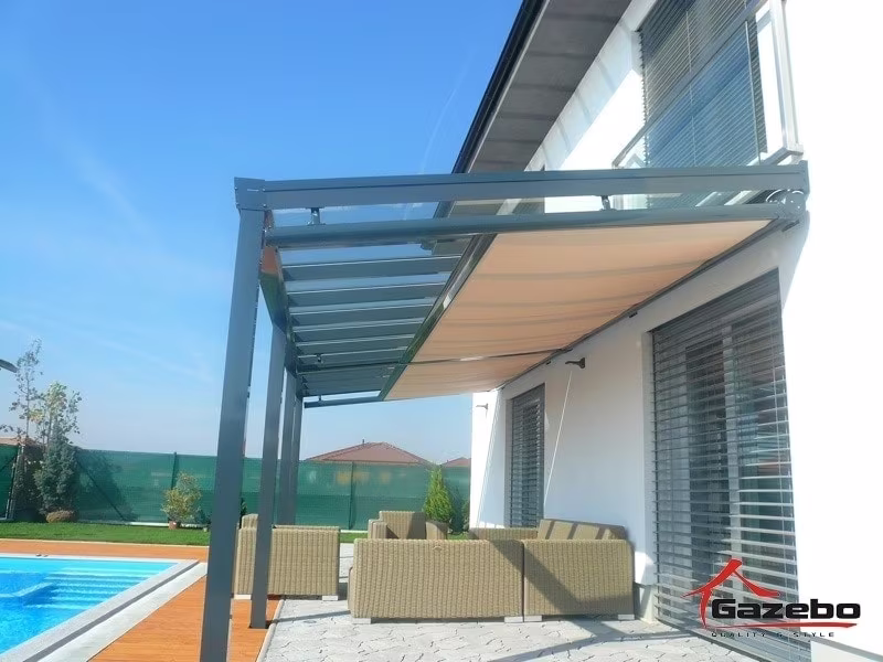 Antracitová hliníková pergola Top Class s ratanovým sedením pri bazéne